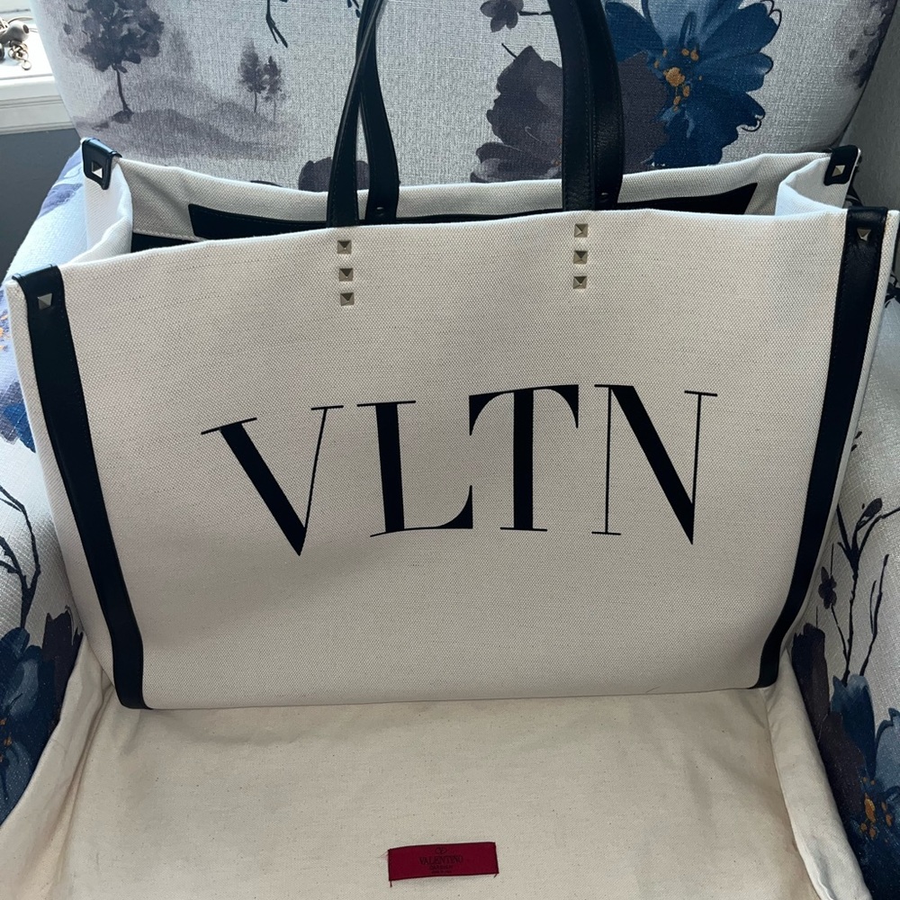 Authentic New VALENTINO
Valentino Garavani VLTN Tote Bag